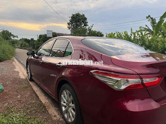 Toyota Camry 5 chỗ Xăng màu Đỏ