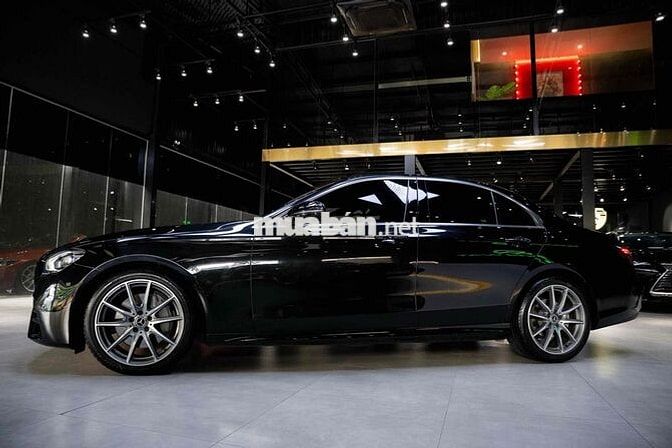 Mercedes-Benz E300 2022 Đen 28.000km