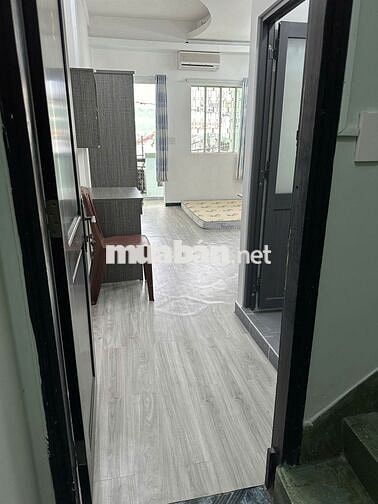 Phòng ngay ngã 5 Bình Hoà, full nội thất, rộng, có BAN CÔNG, nên thơ