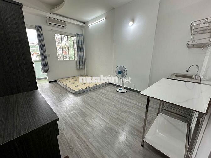 Phòng ngay ngã 5 Bình Hoà, full nội thất, rộng, có BAN CÔNG, nên thơ