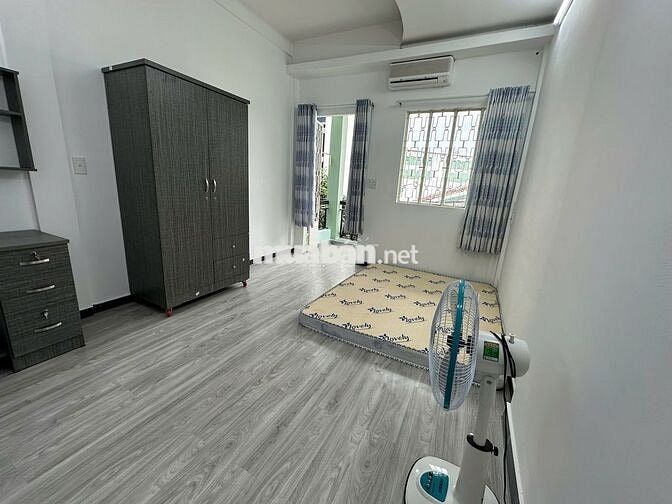 Phòng ngay ngã 5 Bình Hoà, full nội thất, rộng, có BAN CÔNG, nên thơ