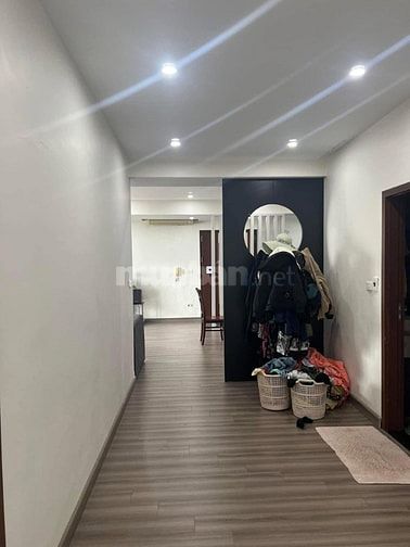 Cho thuê chung cư Oriental Plaza, Âu Cơ- 2PN, nội thất cơ bản giá 11tr