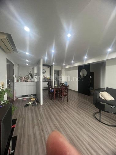 Cho thuê chung cư Oriental Plaza, Âu Cơ- 2PN, nội thất cơ bản giá 11tr