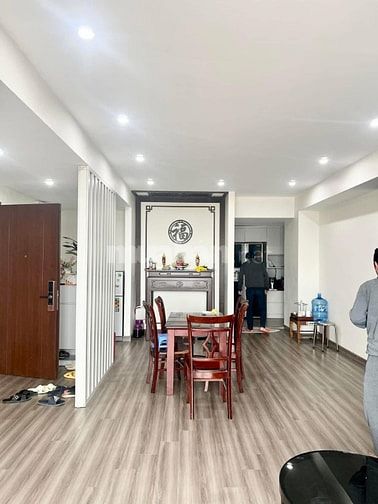 Cho thuê chung cư Oriental Plaza, Âu Cơ- 2PN, nội thất cơ bản giá 11tr