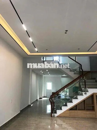 cho thuê nhà 3 tầng mặt tiền đường 7m5 . nhà sạch sẽ kiên cố