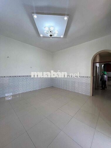 Nhà diện tích rộng rãi hẻm 1716 Huỳnh Tấn Phát giá 7,5 tr