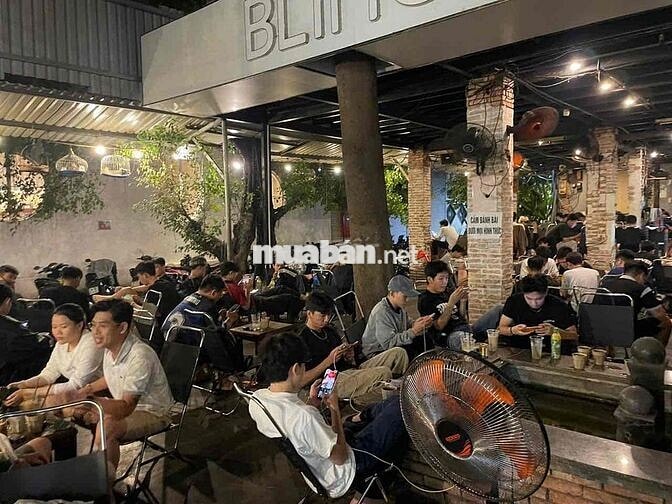 tuyển dụng phục vụ quán coffee sân vườn