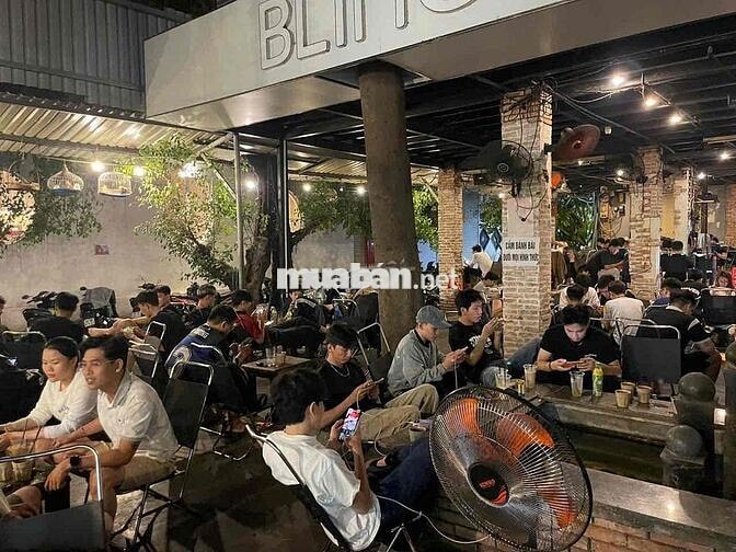 tuyển dụng phục vụ quán coffee sân vườn