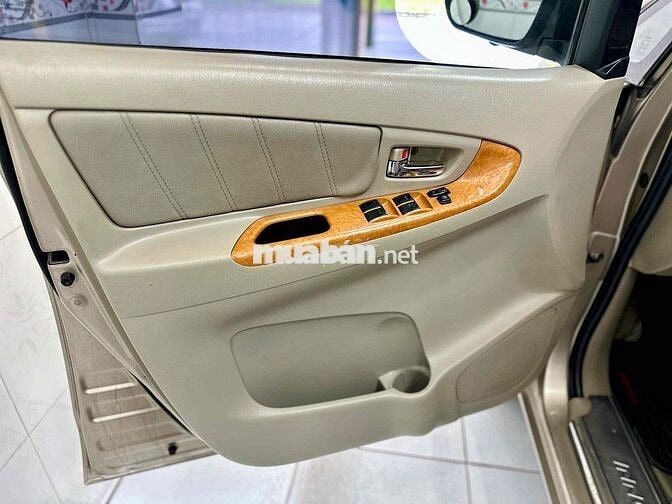 Toyota Innova 2011 V Tự động Vàng cát