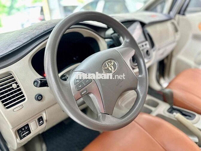Toyota Innova 2011 V Tự động Vàng cát