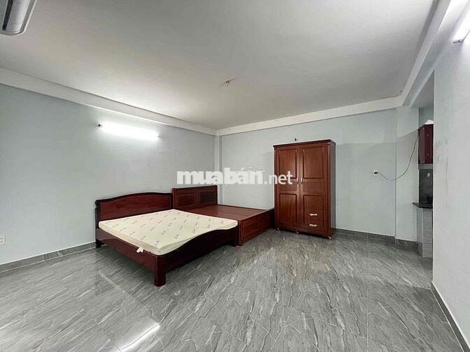 Phòng hơn 35m2, ban công rộng thoáng mát, 02 giường ngủ lớn, tiện nghi