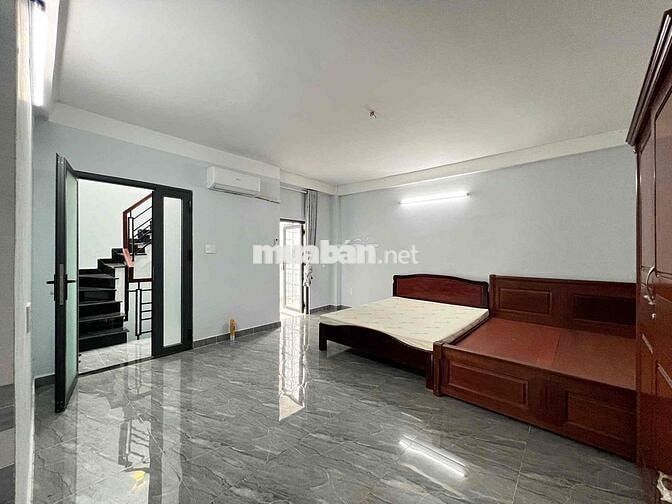 Phòng hơn 35m2, ban công rộng thoáng mát, 02 giường ngủ lớn, tiện nghi