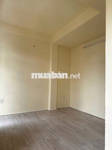Phòng mới cửa sổ to, cửa ban công to ngập sáng bao điện nước