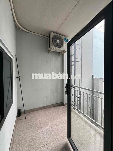 Phòng hơn 35m2, ban công rộng thoáng mát, 02 giường ngủ lớn, tiện nghi