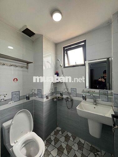 Phòng hơn 35m2, ban công rộng thoáng mát, 02 giường ngủ lớn, tiện nghi