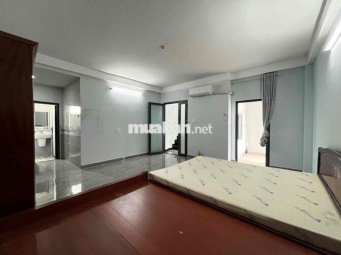 Phòng hơn 35m2, ban công rộng thoáng mát, 02 giường ngủ lớn, tiện nghi