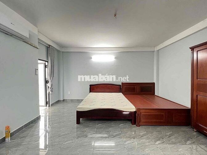 Phòng hơn 35m2, ban công rộng thoáng mát, 02 giường ngủ lớn, tiện nghi