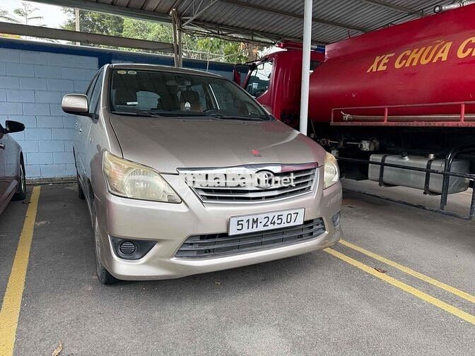 Toyota Innova E 2013 Vàng nâu