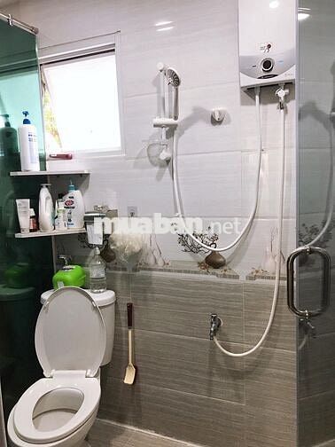 Cho thuê nhà nguyên căn 1 trệt 2 lầu ngay công viên gia định giá 10tr