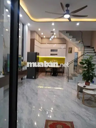 Nhà kiệt 4m cách đường chính 10m, Ôtô vào tới nơi, hướng Đông Nam