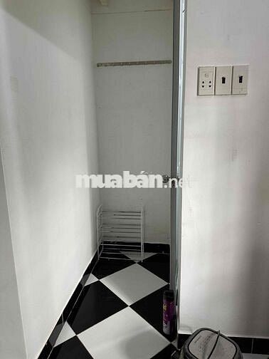 phòng có gác lửng, có ban công