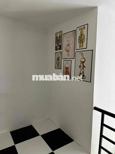 phòng có gác lửng, có ban công