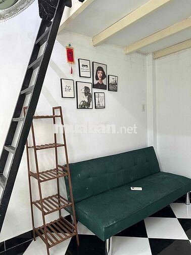 phòng có gác lửng, có ban công