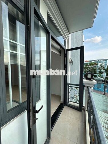 PHÒNG FULL NỘI THẤT BAN CÔNG CỬA SỔ GẦN CVPM QUANG TRUNG CĐ Y HỒNG ĐỨC