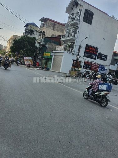 Cho thuê nhà mặt phố Lĩnh Nam, 35m2, 3 tầng, MT 5m, giá 35 triệu