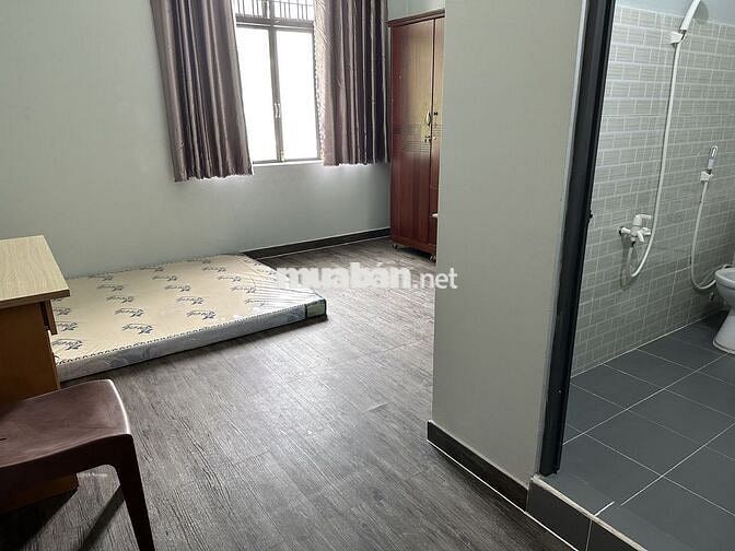 Phòng ngay cổng ĐH Văn Lang, full nội thất, cửa sổ bao thoáng