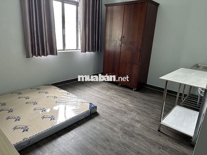 Phòng ngay cổng ĐH Văn Lang, full nội thất, cửa sổ bao thoáng