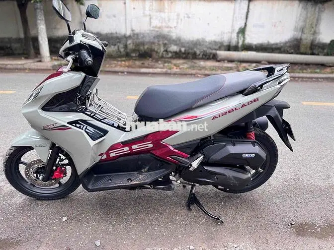 Honda Air Blade 125 2025 Xám xi măng viền đỏ