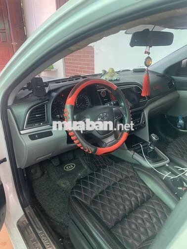 Hyundai Elantra Trắng Số sàn 5 chỗ