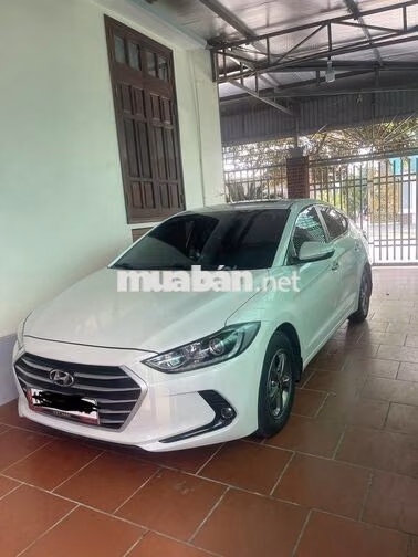 Hyundai Elantra Trắng Số sàn 5 chỗ