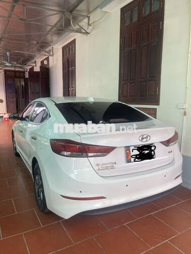 Hyundai Elantra Trắng Số sàn 5 chỗ