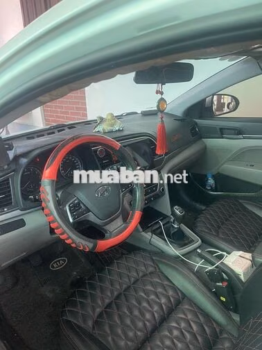 Hyundai Elantra Trắng Số sàn 5 chỗ