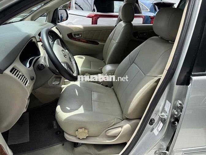 Toyota Innova 2.0V 2016 Bạc