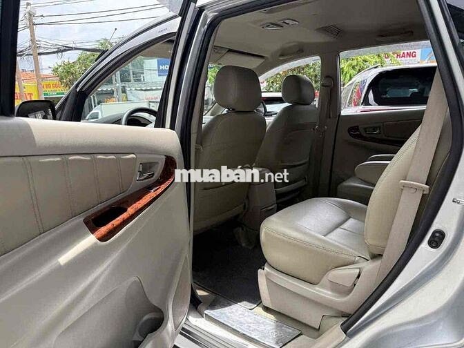 Toyota Innova 2.0V 2016 Bạc