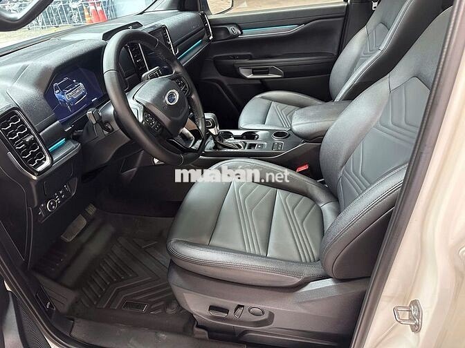 Ford Everest Titanium 2025 Trắng SUV 7 chỗ xe lướt