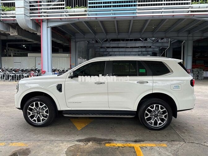 Ford Everest Titanium 2025 Trắng SUV 7 chỗ xe lướt