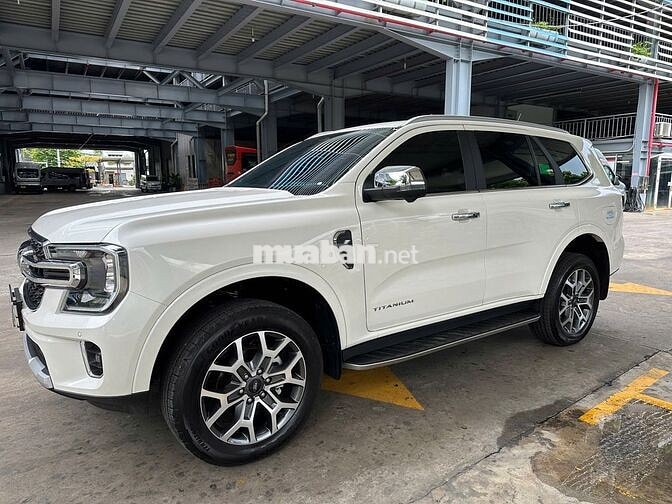 Ford Everest Titanium 2025 Trắng SUV 7 chỗ xe lướt