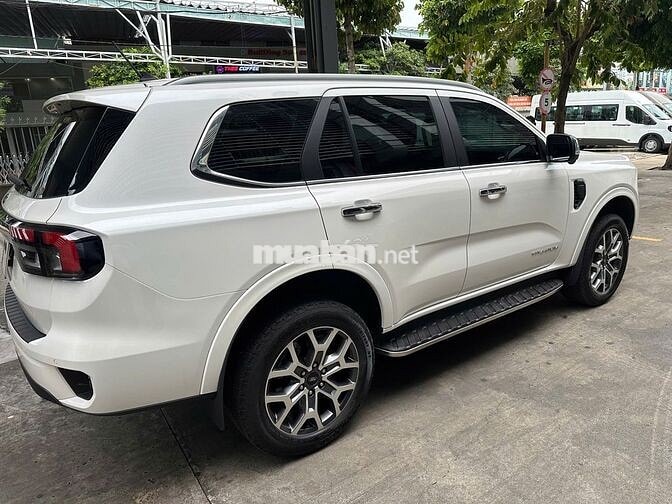 Ford Everest Titanium 2025 Trắng SUV 7 chỗ xe lướt