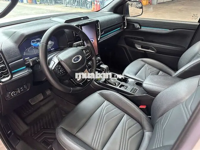 Ford Everest Titanium 2025 Trắng SUV 7 chỗ xe lướt