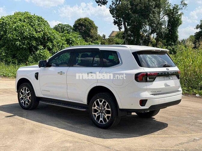 Ford Everest Titanium 4x4 2023 bao đẹp