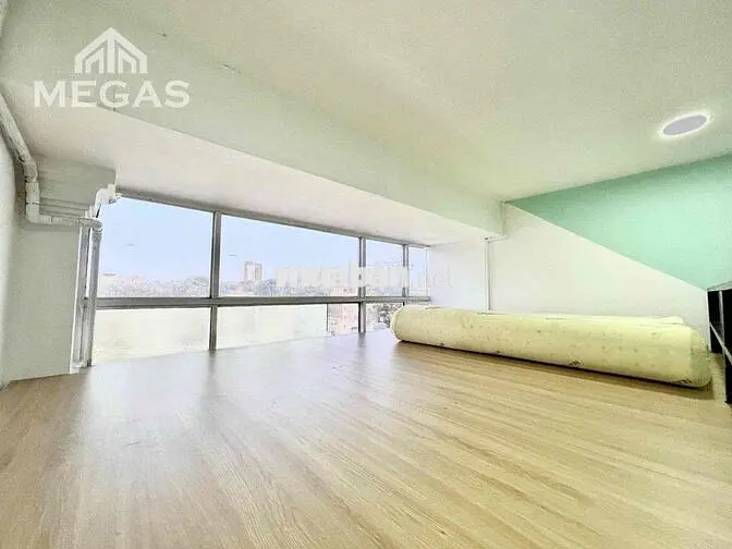 Đúng dá-Cho thuê phòng Gác duplex mặt tiền Q5,cách UEH 400m,Thang máy
