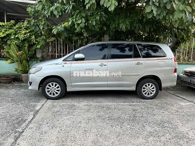 Innova E 2012 không taxi không lỗi