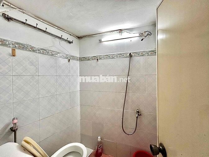 NHÀ NGUYÊN CĂN 3 LẦU 3PN3WC CÓ SÂN THƯỢNG NGAY CHỢ HOÀ BÌNH Q5
