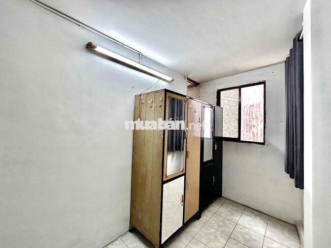 NHÀ NGUYÊN CĂN 3 LẦU 3PN3WC CÓ SÂN THƯỢNG NGAY CHỢ HOÀ BÌNH Q5