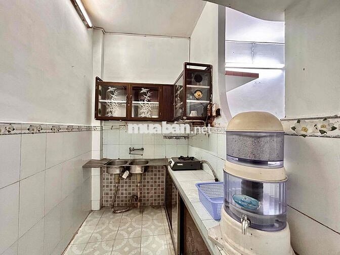 NHÀ NGUYÊN CĂN 3 LẦU 3PN3WC CÓ SÂN THƯỢNG NGAY CHỢ HOÀ BÌNH Q5