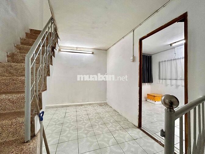 NHÀ NGUYÊN CĂN 3 LẦU 3PN3WC CÓ SÂN THƯỢNG NGAY CHỢ HOÀ BÌNH Q5